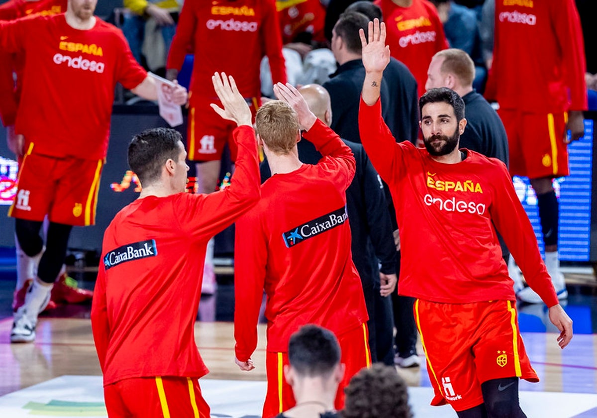 Ricky Rubio saluda a sus compañeros durante la presentación de un partido.