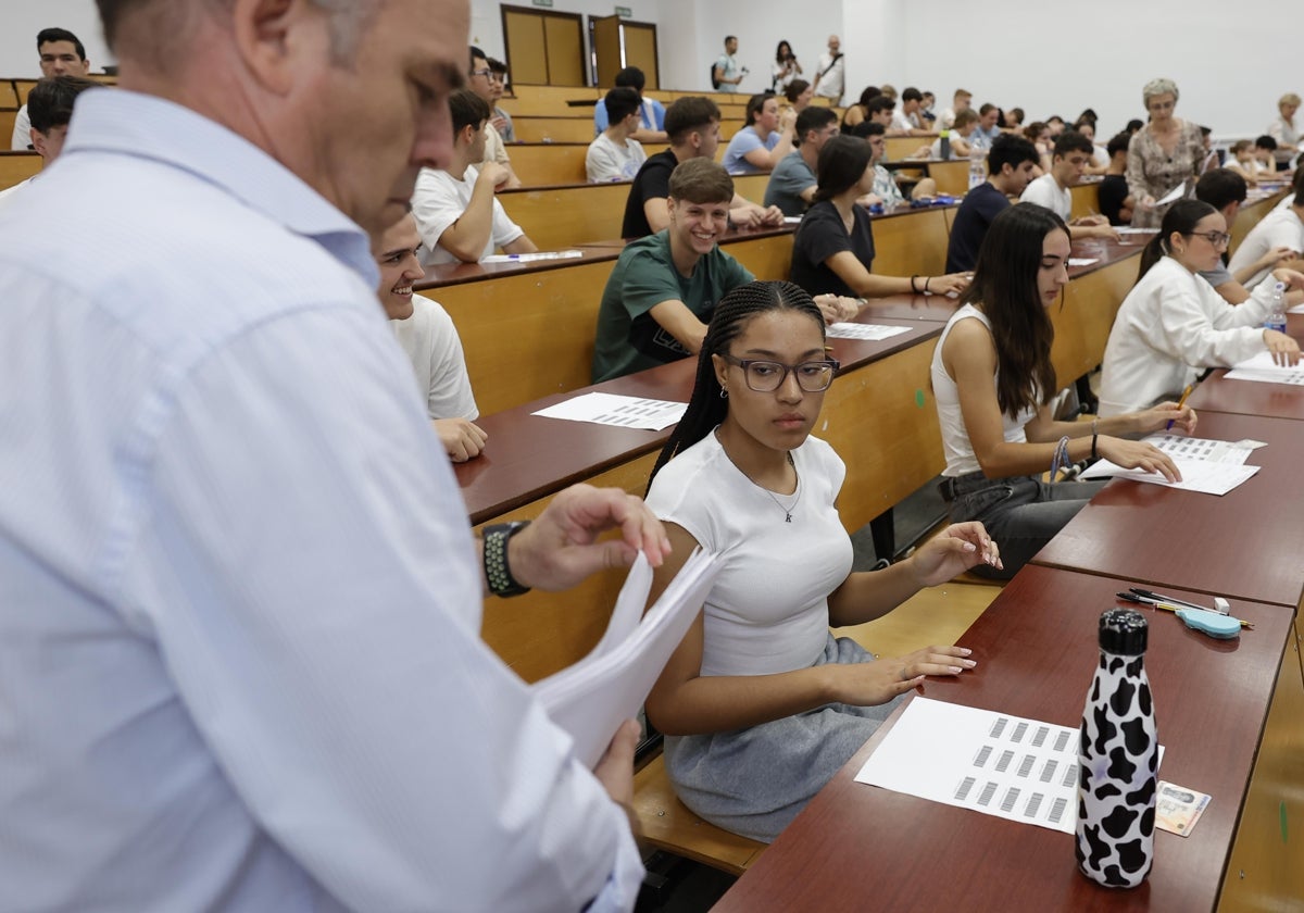 Estudiantes, en un aula de la Facultad de Medicina, durante el segundo examen de la mañana, el de Historia (de España o de la Filosofía).