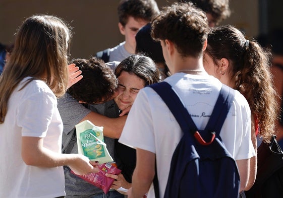 Unos jóvenes se abrazan en el descanso del primer examen.