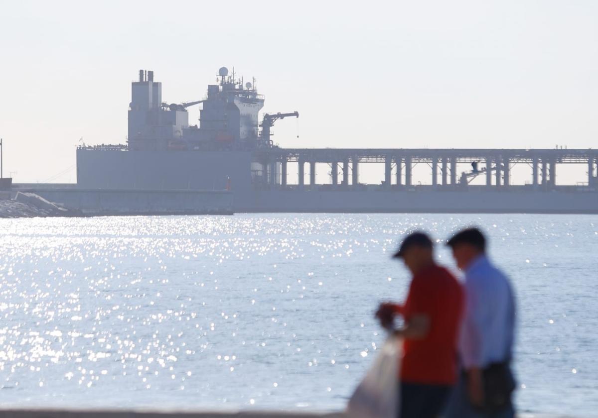 La imagen del buque, este martes, en Málaga.