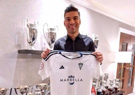 El futbolista del Manchester United Carlos Henrique Casemiro posa con la camiseta del Marbella.