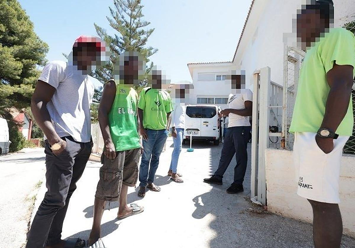 Migrantes que han sido trasladados este martes a Churriana.