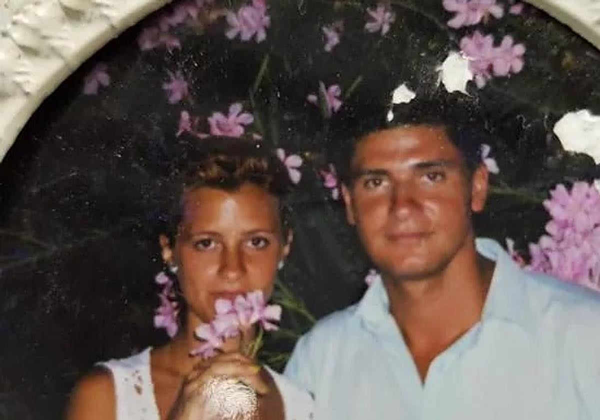 Imagen principal - La pareja, en los inicios de su relación, que comenzó hace 24 años. Isidro perdió 12 kilos en prisión. Isidro, en el centro, entre Juan Carlos (izqda) y Eduardo.