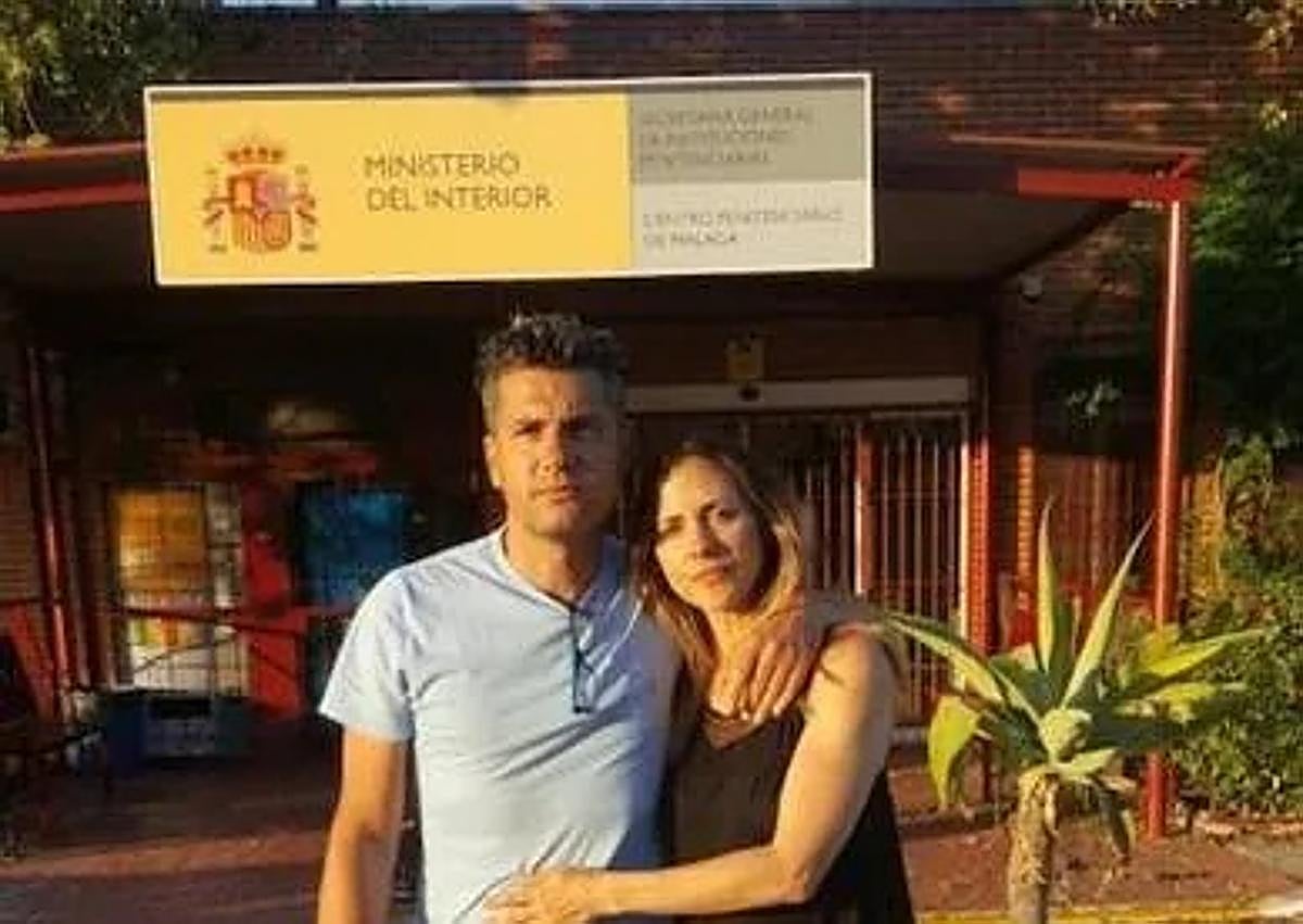 Imagen secundaria 1 - La pareja, en los inicios de su relación, que comenzó hace 24 años. Isidro perdió 12 kilos en prisión. Isidro, en el centro, entre Juan Carlos (izqda) y Eduardo.