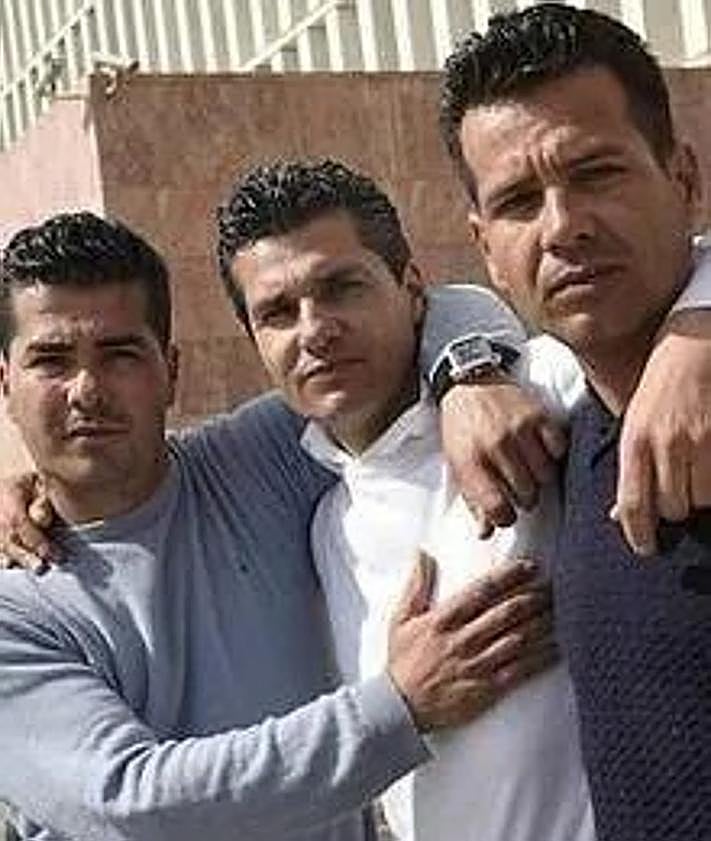 Imagen secundaria 2 - La pareja, en los inicios de su relación, que comenzó hace 24 años. Isidro perdió 12 kilos en prisión. Isidro, en el centro, entre Juan Carlos (izqda) y Eduardo.