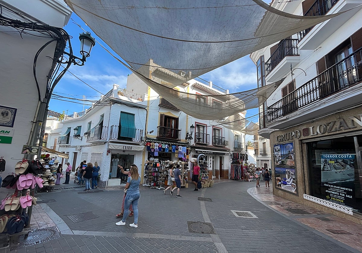 Imagen de una céntrica calle comercial en Nerja.