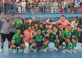 El equipo celebra el ascenso en la pista de Guadaljaire.