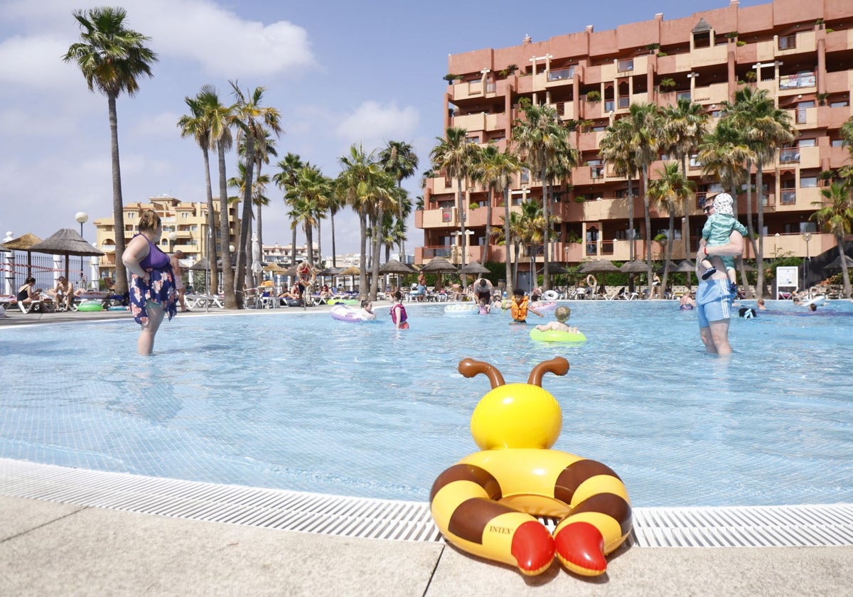 Turistas en la piscina de uno de los hoteles del complejo Holiday World.