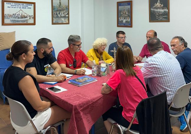 La junta de gobierno de la Hermandad de Nuestra Señora del Carmen de Rincón, reunida para decidir sobre el encargo de la restauración.