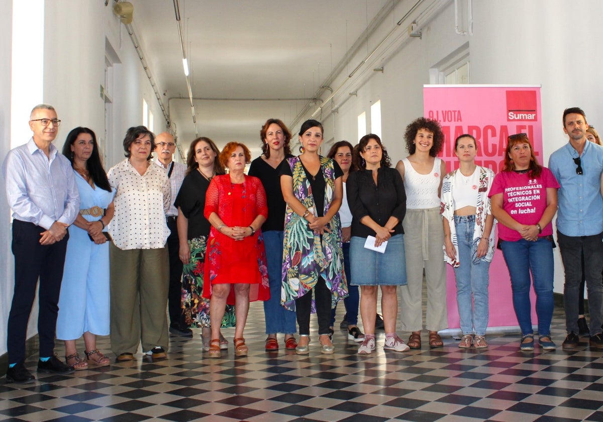 Dirigentes de Sumar junto a representantes del sector de los cuidados.