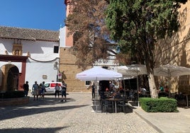 Una terraza en el centro.
