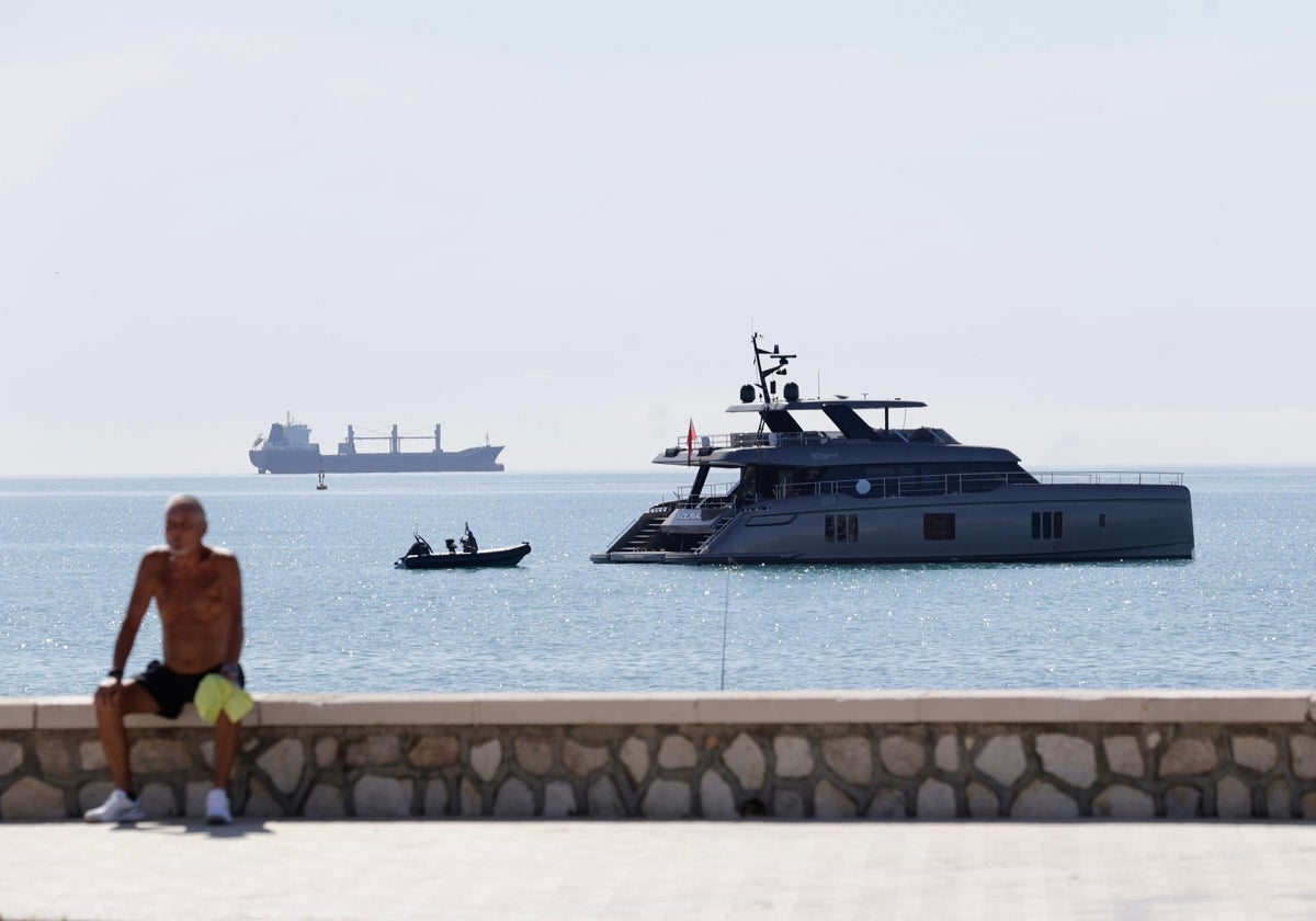 El catamarán Voltaire, fondeado muy cerca de la playa de Huelin.