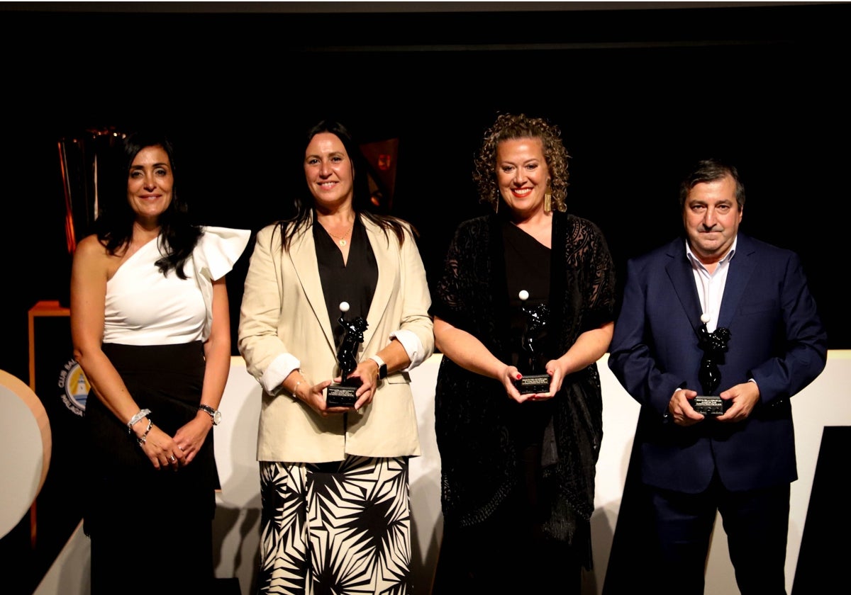 Pepa Moreno junto a los premiados: la veterana Susana Martínez, la exjugadora Carolina Torres (en el lugar de la expresidenta Carmen Morales) y Manolo Torres, como portavoz de Automóviles Torres.