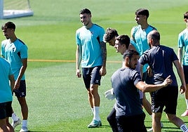 El delantero del Málaga, Roberto Fernández, en el centro, sonríe durante el entrenamiento de este miércoles en La Rosaleda.