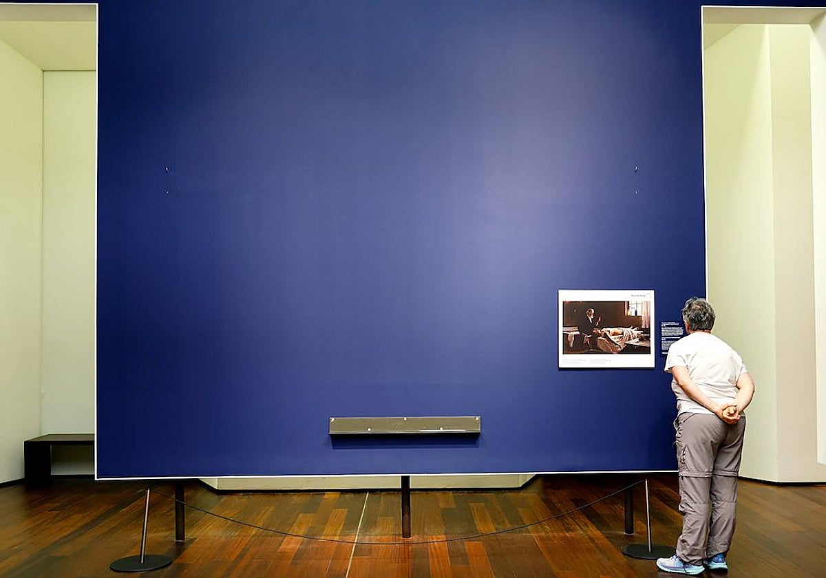 Una cartela avisa de que la icónica obra ha sido trasladada temporalmente al Prado.