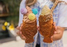 Los taiyakis combinan dulces con helado y toppings de distintos sabores.