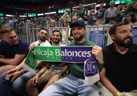 Sabonis posa feliz con una bufanda del Unicaja, con Alfonso Sánchez a su izquierda.