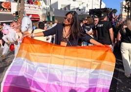 Nesh en el Orgullo de Torremolinos con la bandera lésbica.