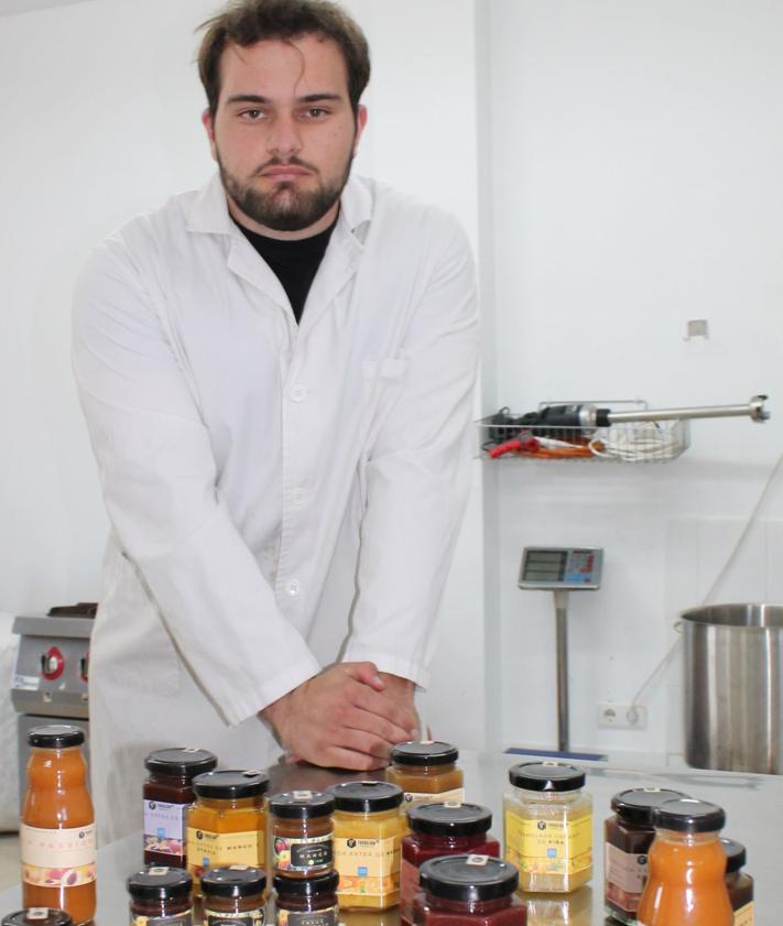 Imagen secundaria 2 - Antonio Berrino junto a sus padres elaboran y distribuyen estos productos.