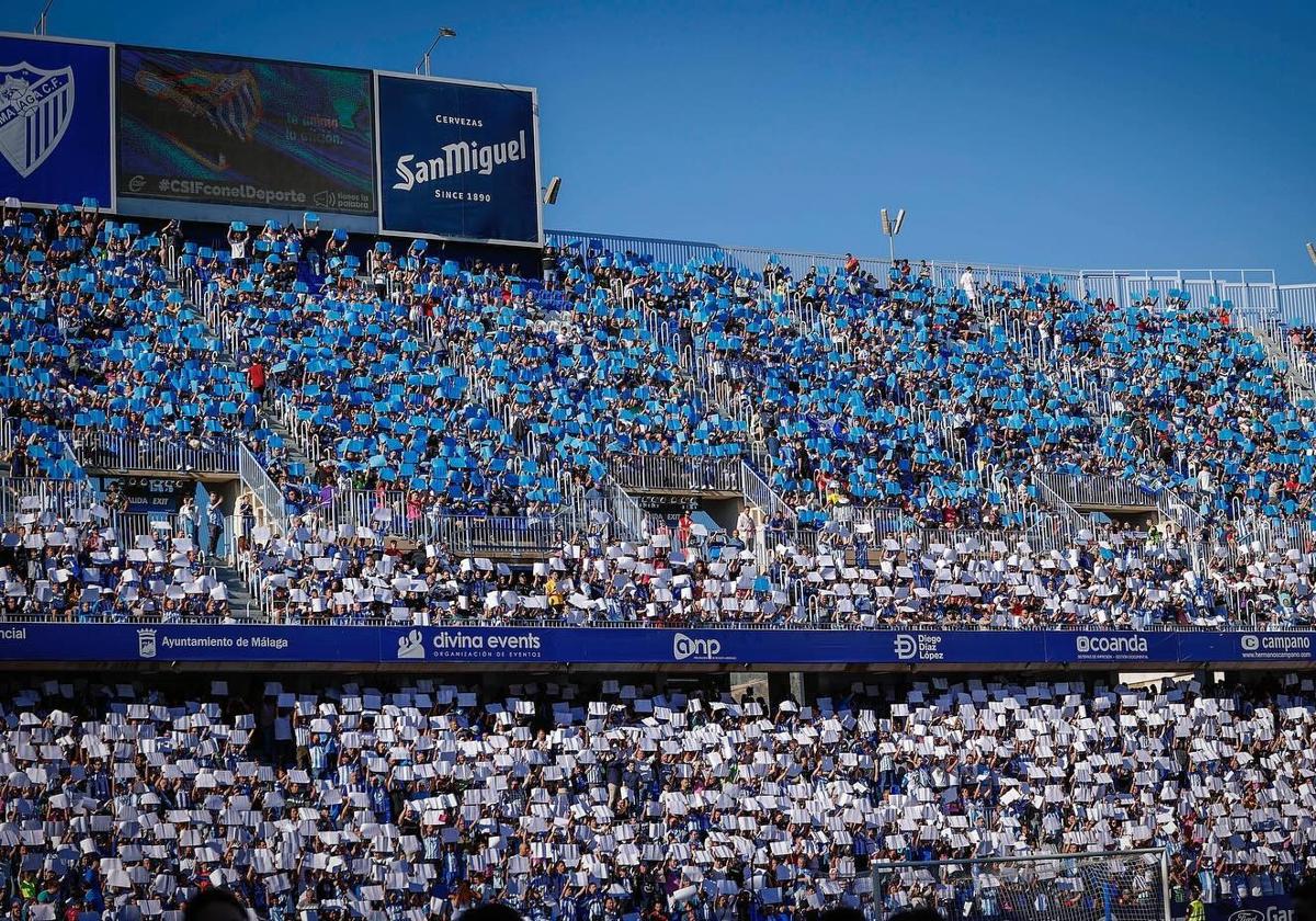 Imagen de una de las gradas de La Rosaleda con un mosaico blanquiazul como el que se espera realizar este sábado en el Málaga-Celta de Vigo B.