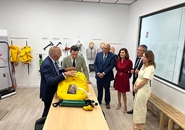 El presidente andaluz, Juanma Moreno, este jueves en la escuela de pilotos Aerodynamics en el Parque Tecnoalimentario de Vélez-Málaga.