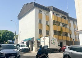 Fachada del edificio donde ocurrieron los hechos, en San Pedro Alcántara.