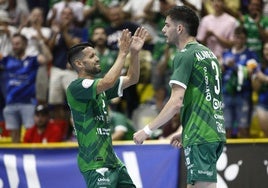 Burrito felicita a Alan de Candía en el partido de semifinales en el Fernando Argüelles.