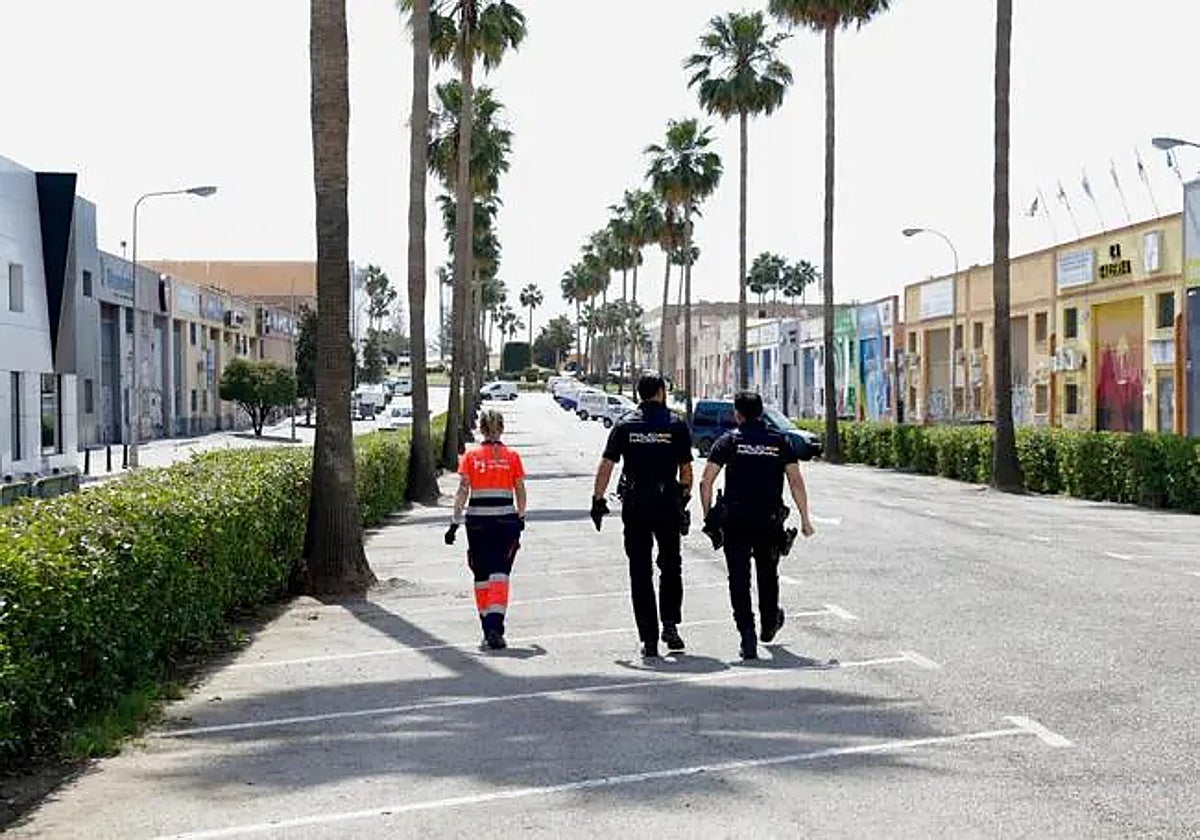 La policía y los servicios de limpieza, en la calle Veracruz, donde se produjo el último crimen.