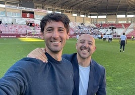 Esteban Granero (izquierda) y Óscar Ribot, CEO de Best of You (derecha), en el césped de Las Gaunas tras el ascenso del Marbella.