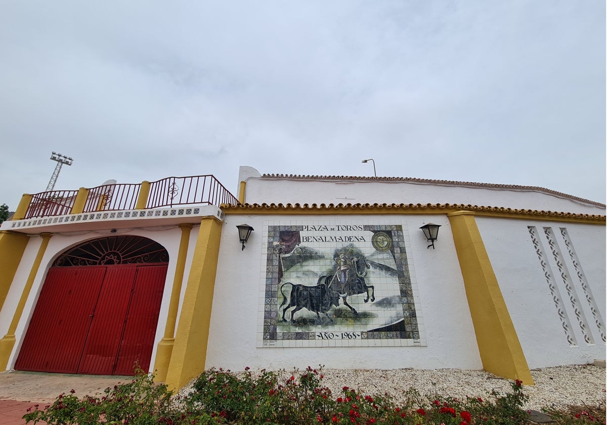 Vista exterior de la plaza de toros de Benalmádena.