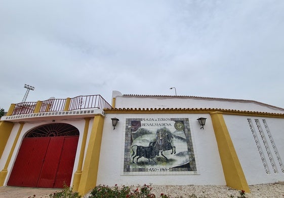 Vista exterior de la plaza de toros de Benalmádena.