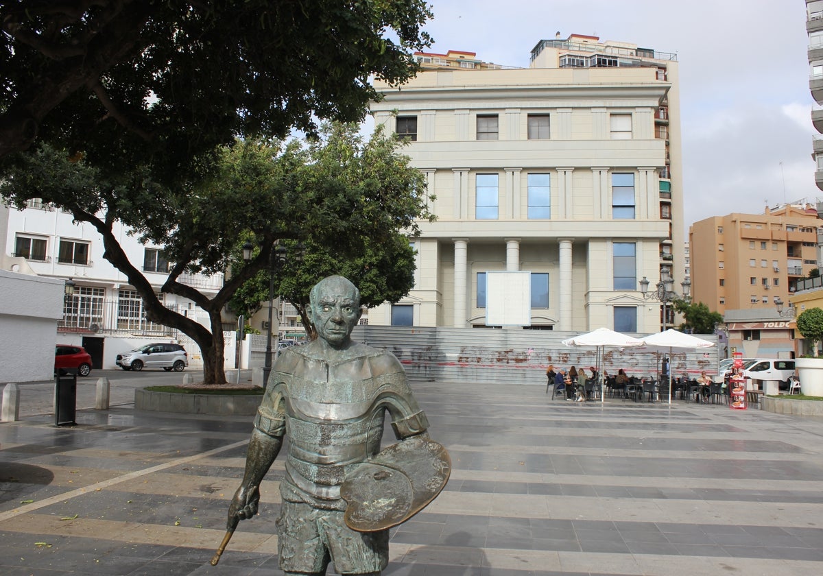 La escultura de Picasso, con el no museo al fondo.