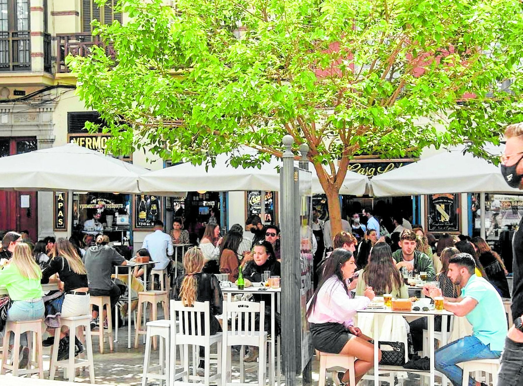 Imagen de archivo de terrazas llenas de turistas y autóctonos.