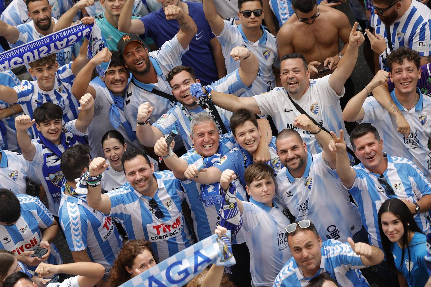 Espectacular y masivo recibimiento al equipo en La Rosaleda antes del partido