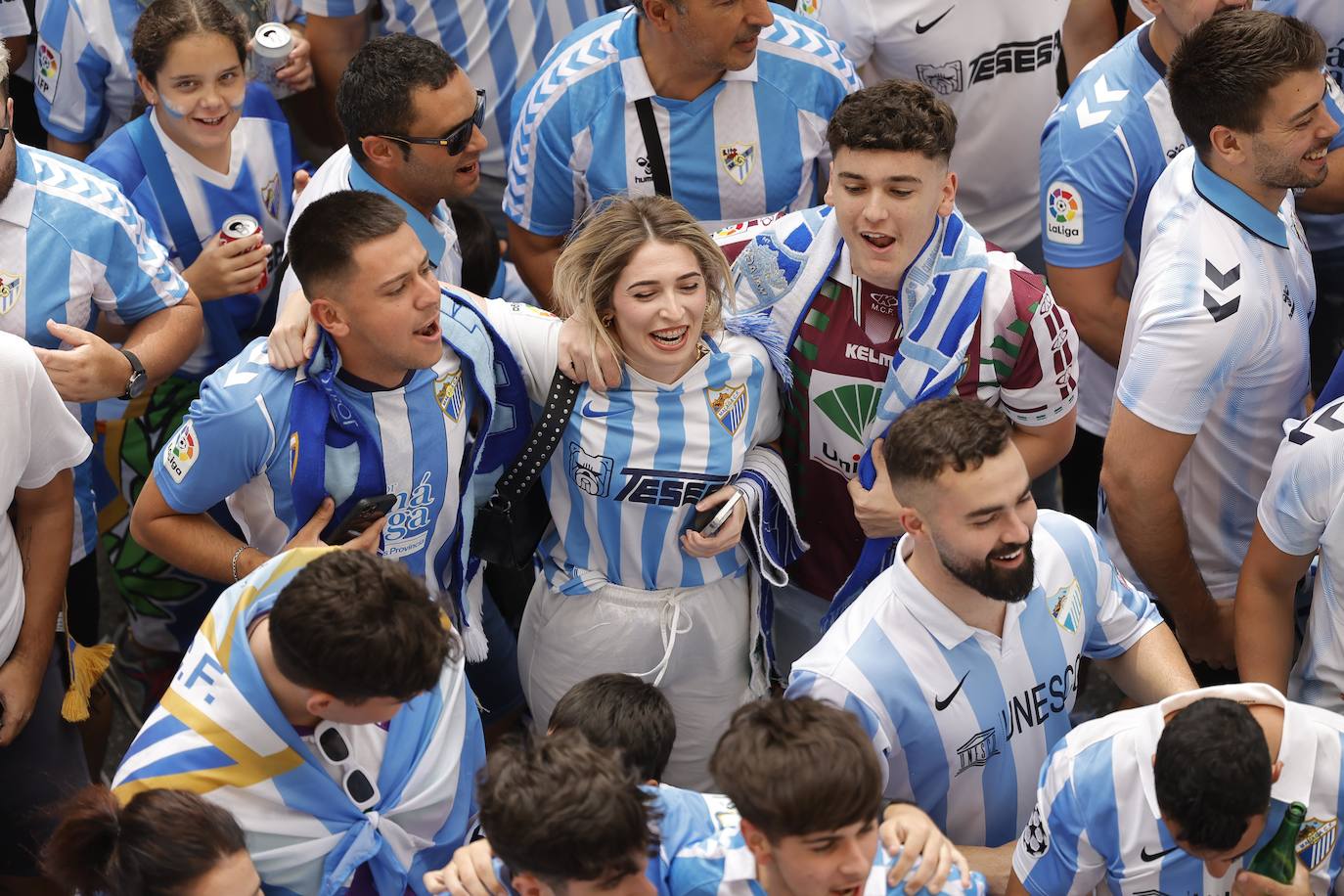 Espectacular y masivo recibimiento al equipo en La Rosaleda antes del partido