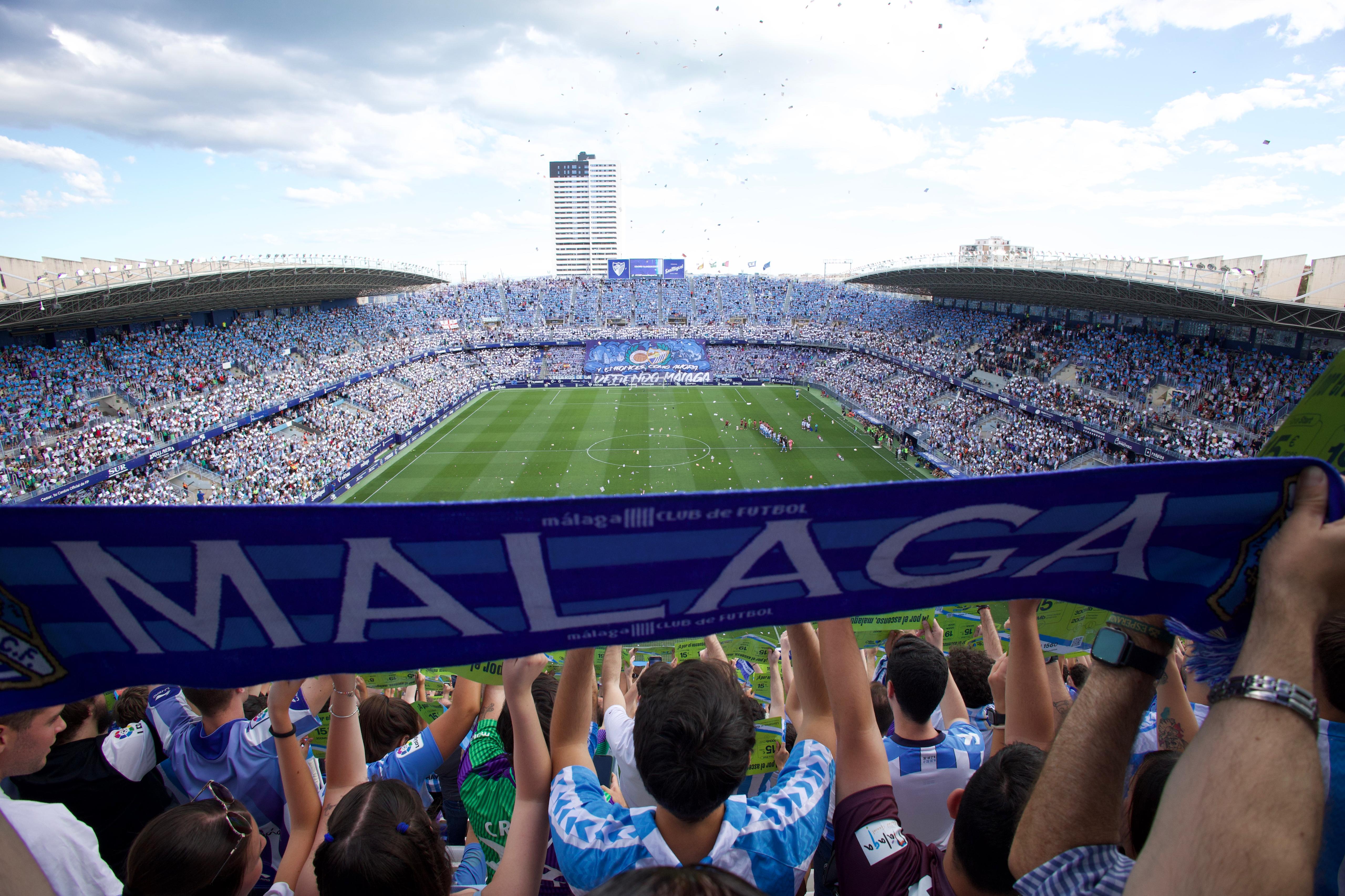 Momento del mosaico blanquiazul en La Rosaleda.