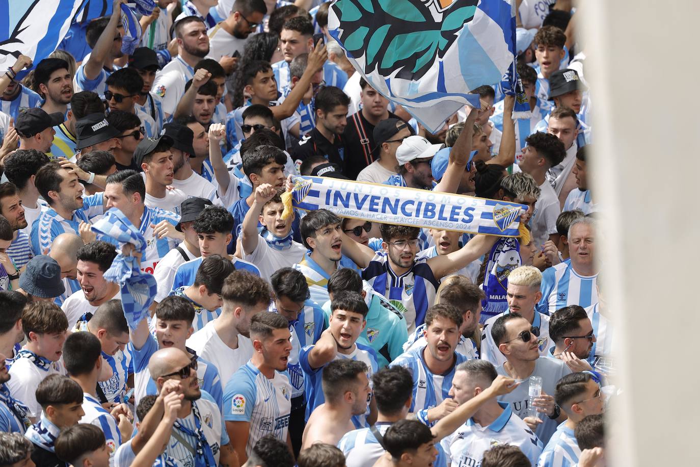 Espectacular y masivo recibimiento al equipo en La Rosaleda antes del partido