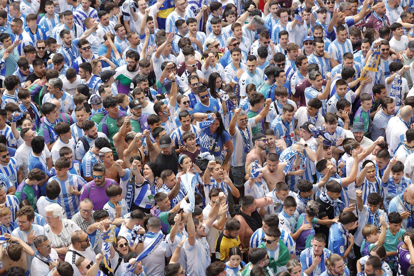 Espectacular y masivo recibimiento al equipo en La Rosaleda antes del partido