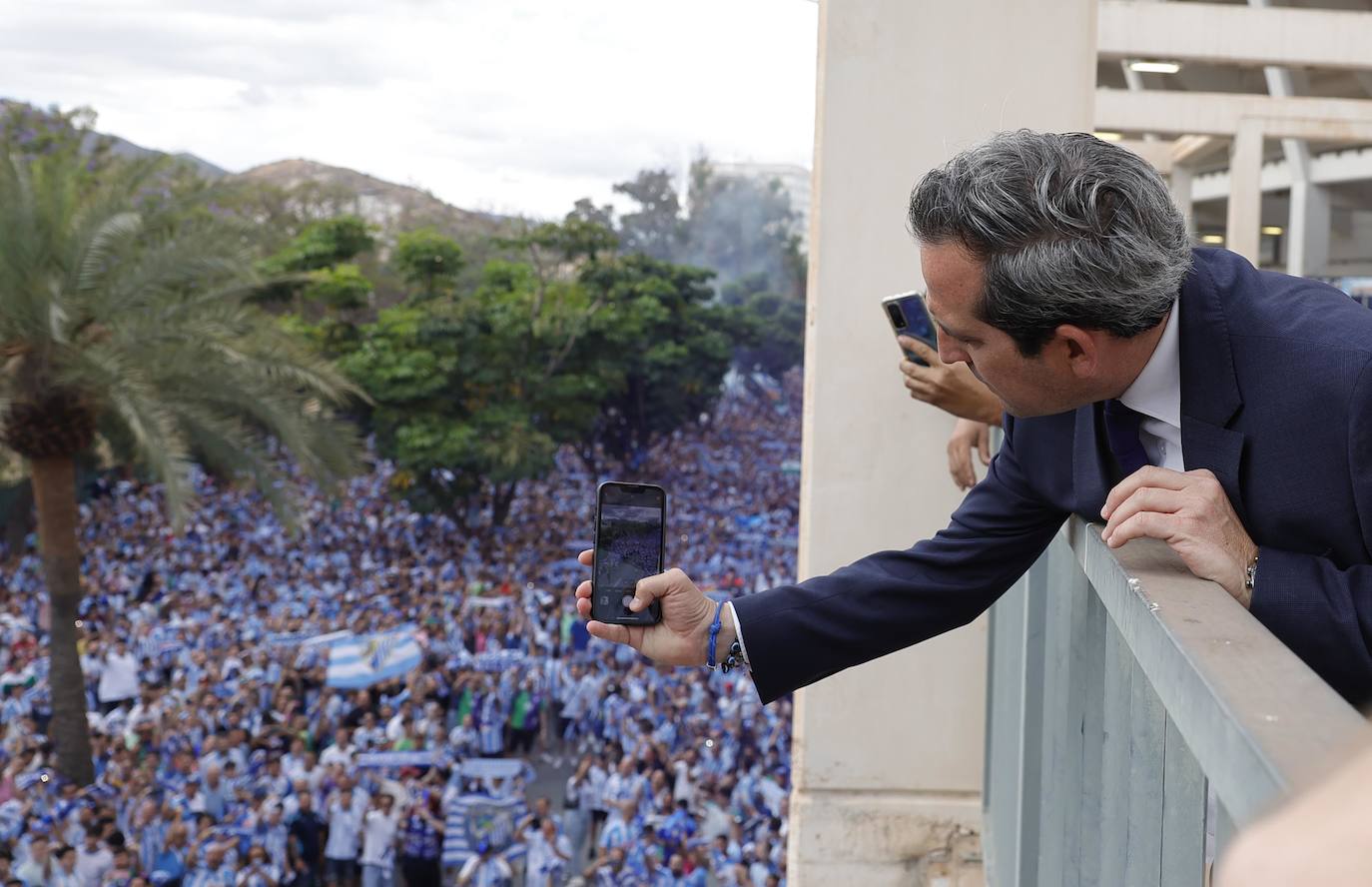 Espectacular y masivo recibimiento al equipo en La Rosaleda antes del partido