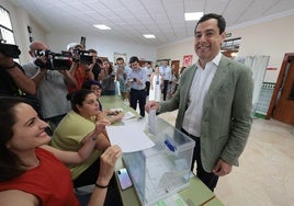 Moreno en el momento de depositar la papeleta en la urna en el colegio Sagrado Corazón de Málaga.