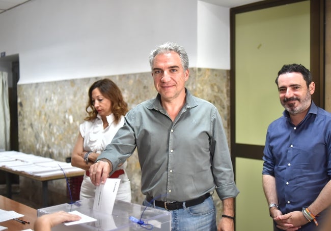 Bendodo en el momento de votar acompañado por la presidenta del PP, Patricia Navarro, y el secretario general, José Ramón Carmona.