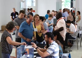 Ciudadanos ejerciendo su derecho en un colegio electoral de la capital esta mañana.