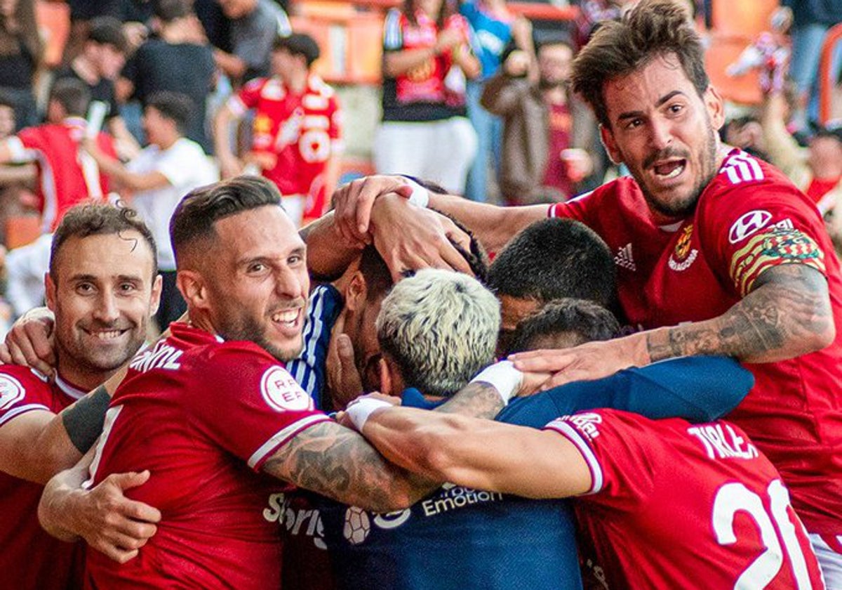 Los jugadores del 'Nastic' celebran un gol esta temporada.