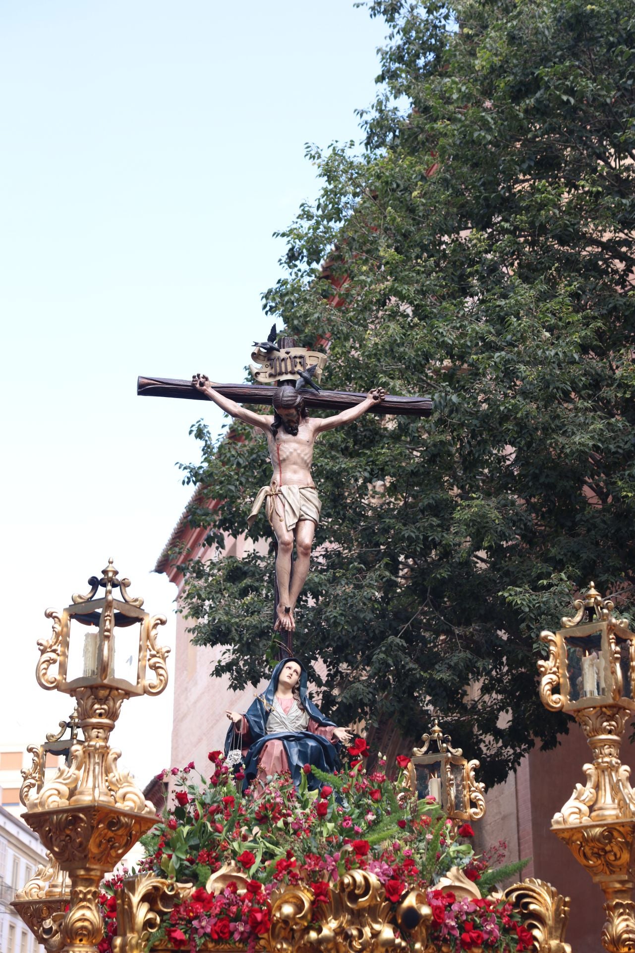 La salida del Cristo del Amor pone el broche al centenario de la cofradía victoriana