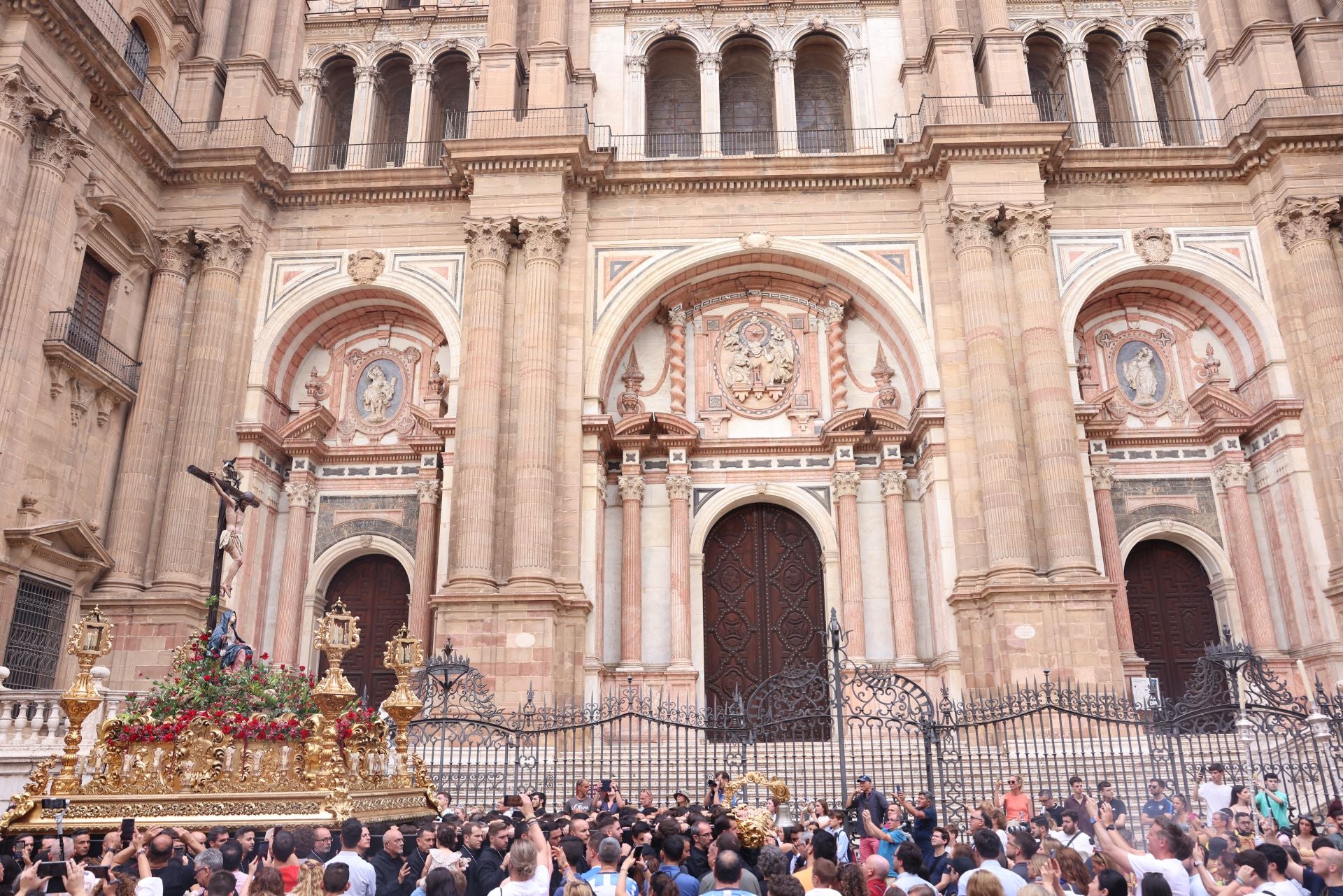 La salida del Cristo del Amor pone el broche al centenario de la cofradía victoriana