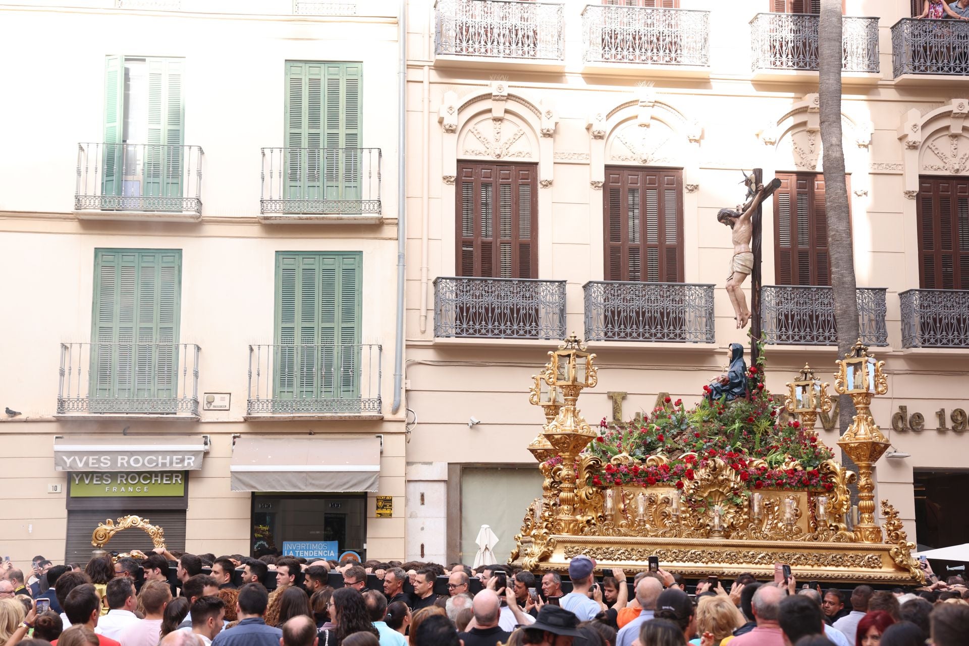 La salida del Cristo del Amor pone el broche al centenario de la cofradía victoriana