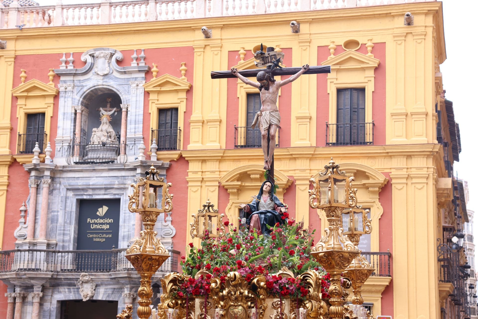 La salida del Cristo del Amor pone el broche al centenario de la cofradía victoriana