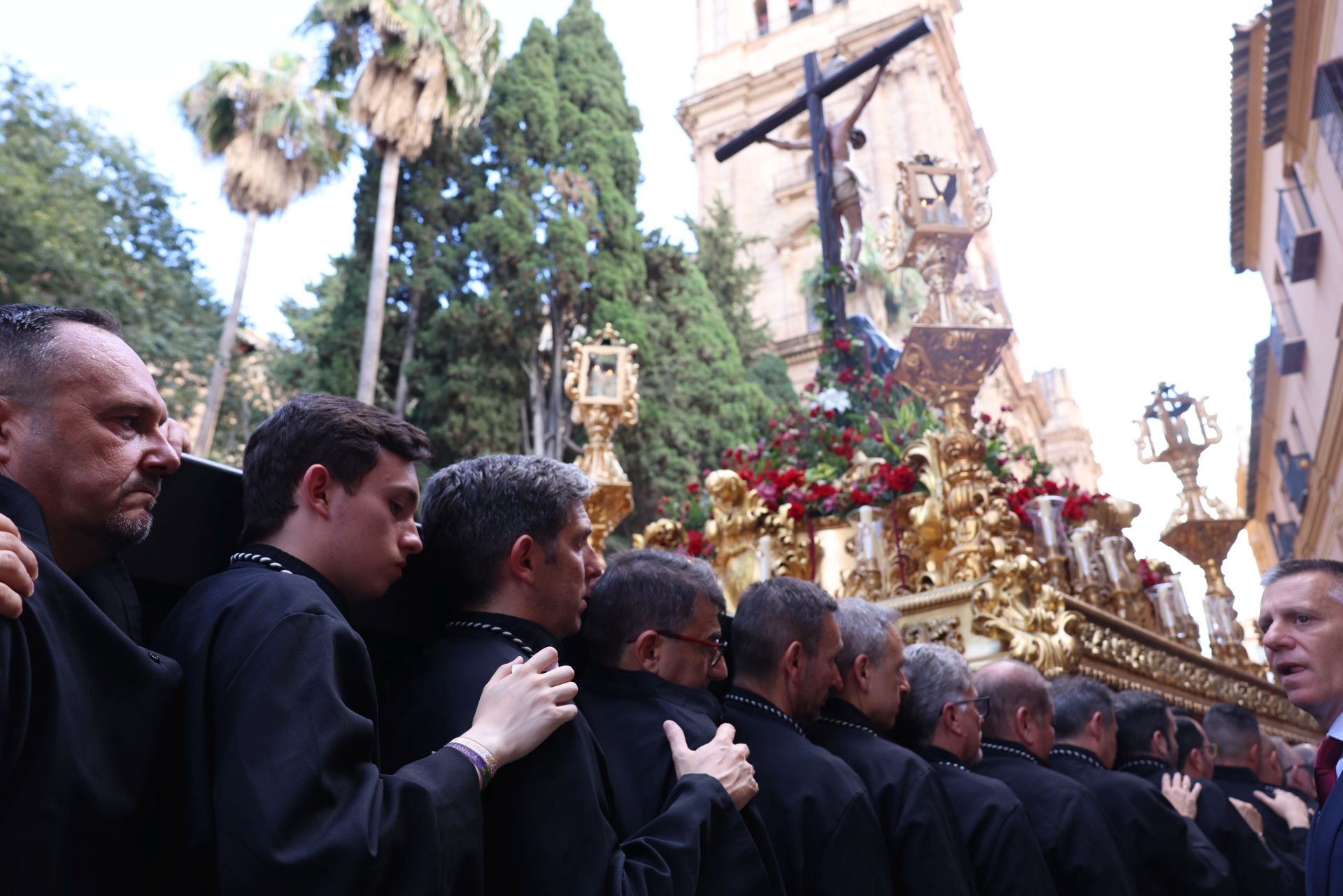 La salida del Cristo del Amor pone el broche al centenario de la cofradía victoriana