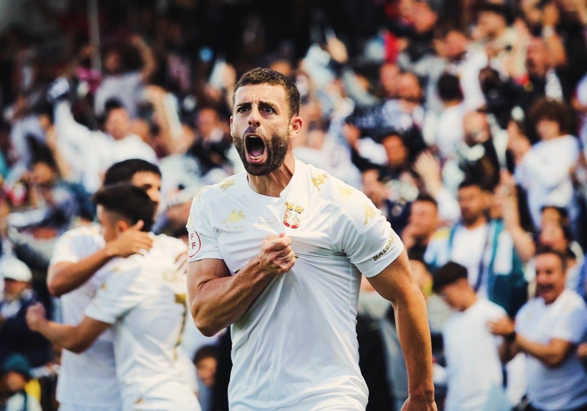 El delantero del Ceuta Rodri Ríos celebra uno de sus dos goles en el partido de ida de la eliminatoria, en el Alfonso Murube.