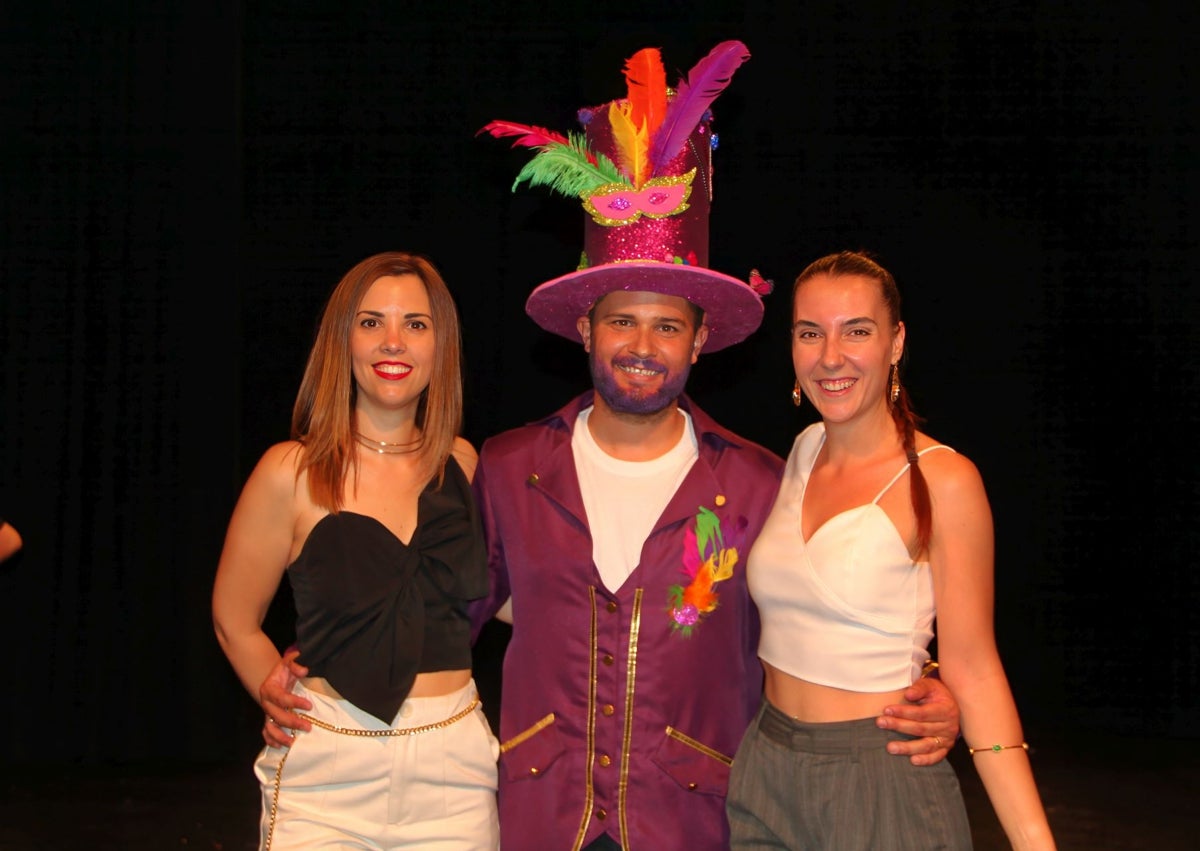 Imagen secundaria 1 - Los usuarios durante una de las funciones en la primera foto; las dos fundadores de la asociación junto al personaje Artequeando en la segunda y este mismo con más usuarios en la útlima.